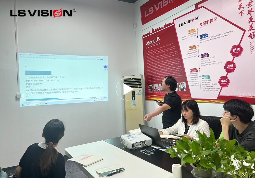 LS VISION-satış yöneticisi bir satış eğitimi oturumu sırasında içgörülerini ve tekniklerini paylaşıyor