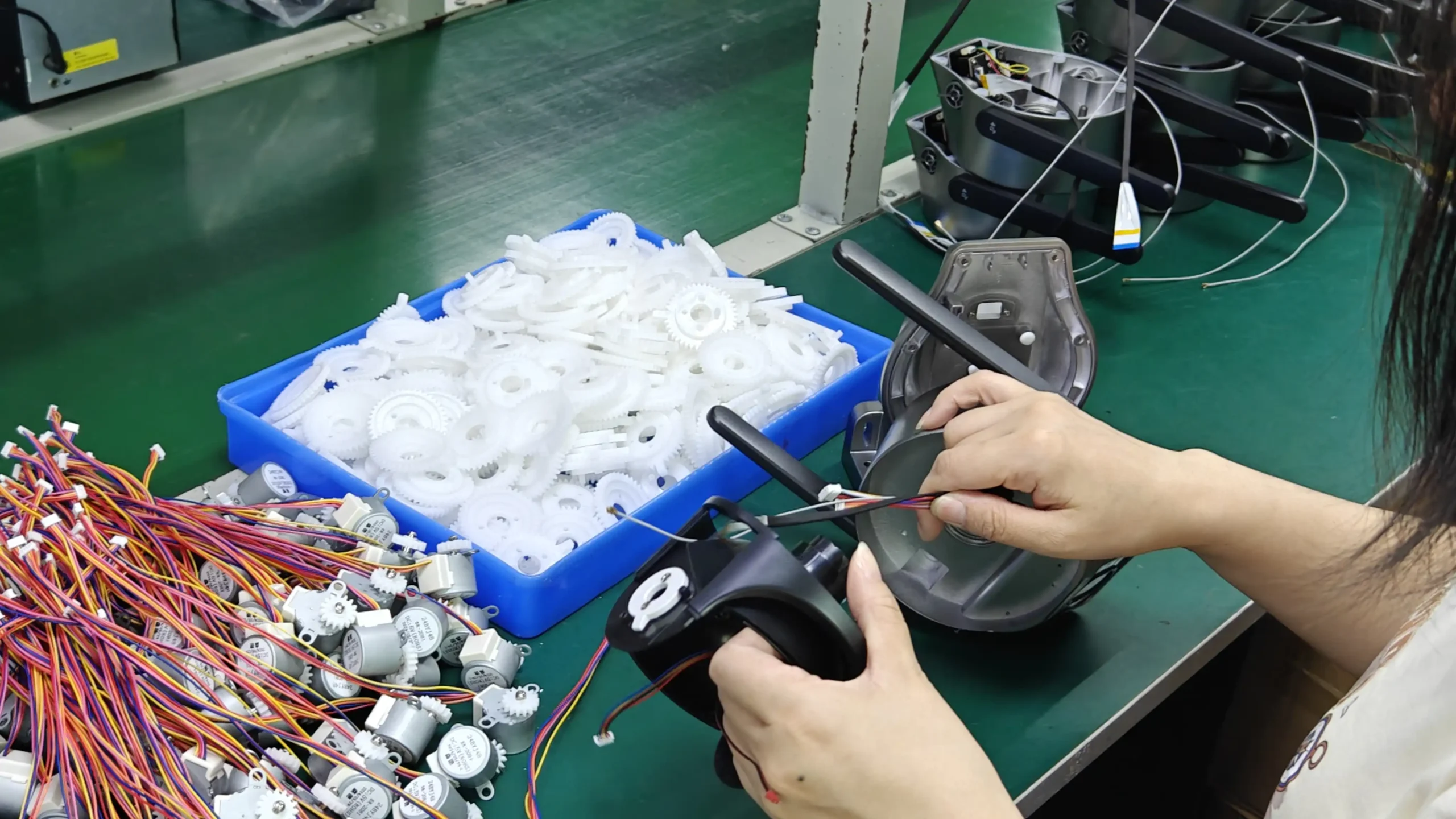 5 Assembling The Housing, Antenna And Motor
